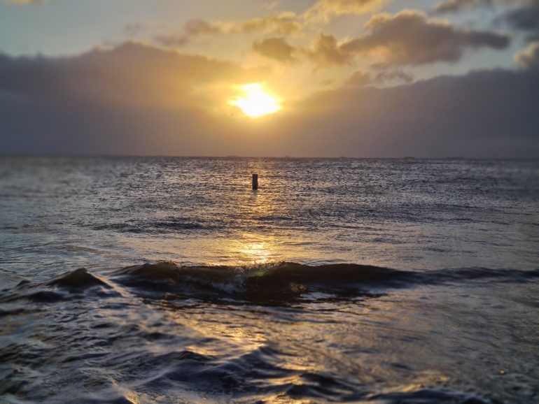 Goldene Morgenstimmung an der Nordsee: Die aufgehende Sonne sorgt auf Föhr für einen traumhaften Start in einen sommerlichen Tag.
