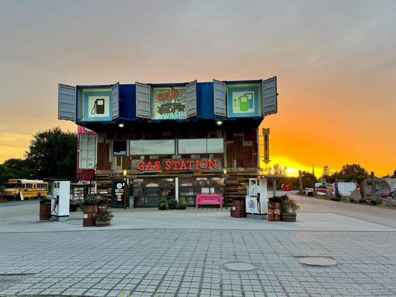 Die untergehende Sonne sorgt hinter der Containertankstelle in Wyk für eine stimmungsvolle Kulisse.