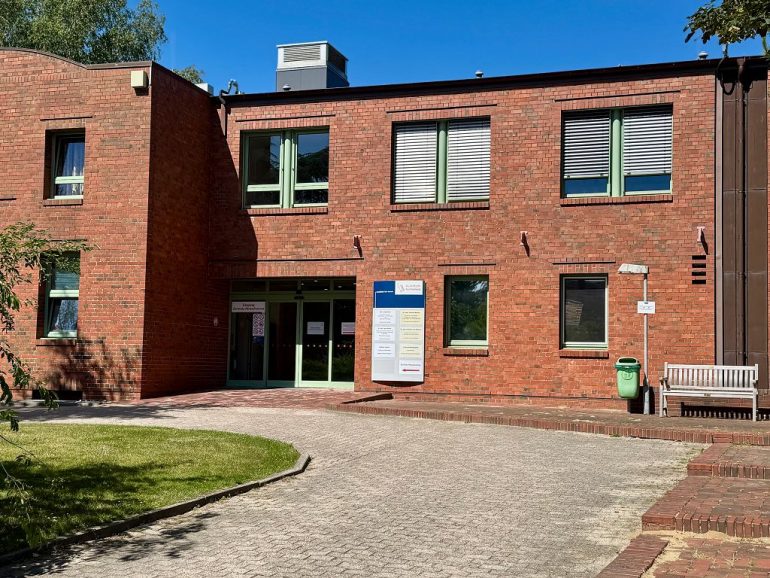 Die Inselklinik Föhr-Amrum ist auf die bevorstehenden Hitzetage vorbereitet. Das Klinikum Nordfriesland appelliert an Einheimische und Gäste, sich an den heißen Tagen ausreichend zu schützen und die Verhaltenstipps zu beachten.