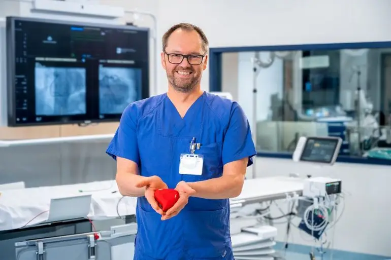 Kardiologe Dr. Christian Nottebrock gibt Tipps, um Herz und Kreislauf bei Sommerhitze zu schonen.