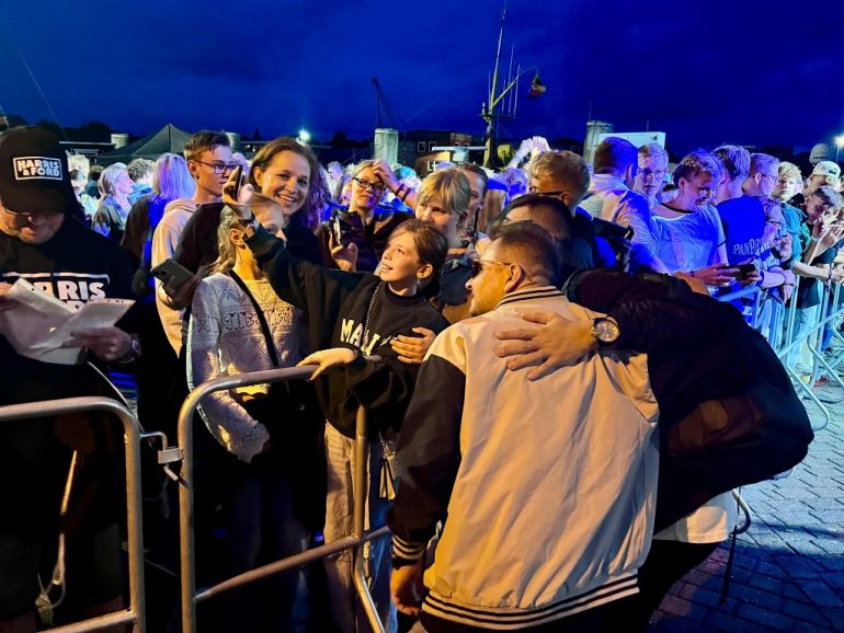 Gemeinsame Fotos mit dem DJ-Duo Harris & Ford waren im vergangenen Jahr bei Föhr tanzt! sehr beliebt. Foto: Stefan Gaul