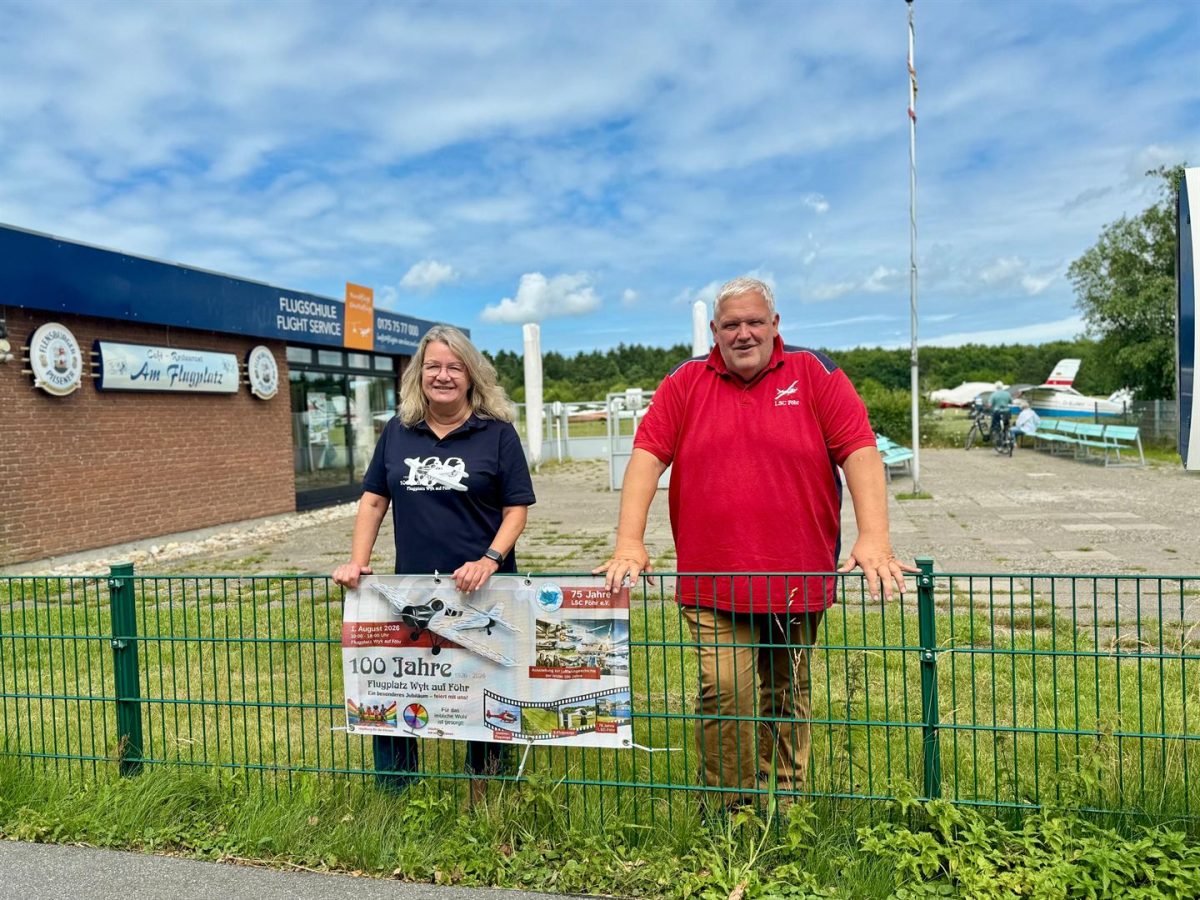 Marco „Gacko“ Thoms und Anja Rappen vom Luftsportclub Föhr auf dem Flugplatz Wyk vor dem 100-jährigen Jubiläum.