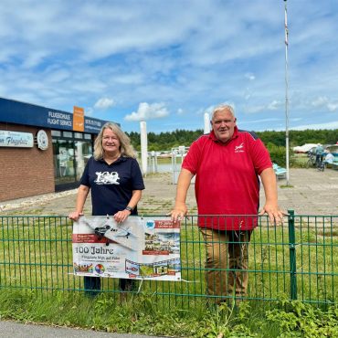 Marco „Gacko“ Thoms und Anja Rappen vom Luftsportclub Föhr auf dem Flugplatz Wyk vor dem 100-jährigen Jubiläum.