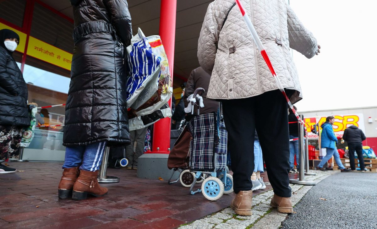 Viele Seniorinnen und Senioren in Hamburg beziehen Lebensmittel von der Tafel - immer mehr sind auf Grundsicherung angewiesen. (Symbolbild)