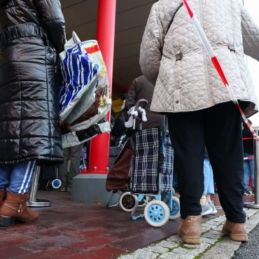 Viele Seniorinnen und Senioren in Hamburg beziehen Lebensmittel von der Tafel - immer mehr sind auf Grundsicherung angewiesen. (Symbolbild)
