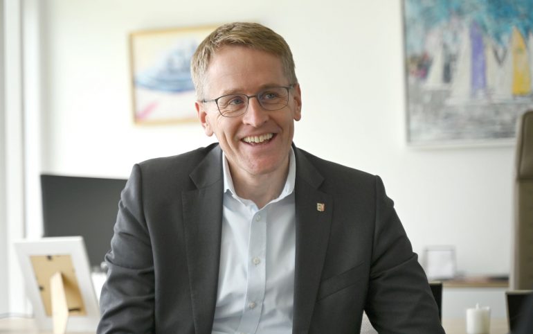 Ministerpräsident Daniel Günther (CDU) freut sich über den kanadischen U-Boot-Auftrag. (Archivbild)