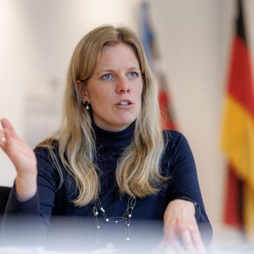 Agrarministerin Cornelia Schmachtenberg (CDU) will ein landesweites Wolfsmanagement. (Archivbild)