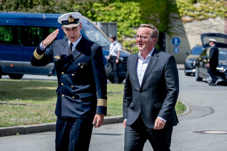 Der Verteidigungsminister rechnet in zwei bis drei Monaten mit einer Entscheidung zum Marinehafen.