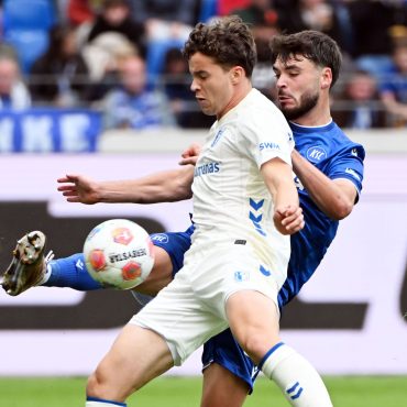 In der vergangenen Saison war Max Geschwill (l) an den 1. FC Magdeburg verliehen. Jetzt wechselt er aus Kiel nach Essen. (Archivbild)