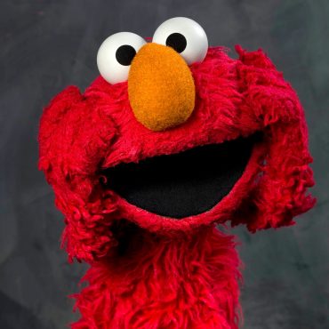 Elmo, das rote Monster aus der Sesamstraße, ist mit einem neuen Videopodcast auf Sendung und interviewt prominente Gäste. (Archivbild)