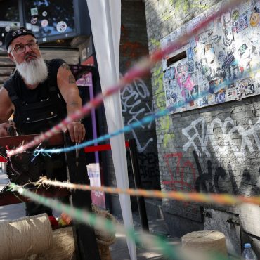 Bei der Aktion wurden meterlange Regenbogentaue auf traditionelle Art hergestellt.