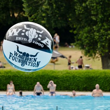 Im Freibad in Wacken ist trotz der Hitze noch Platz. (Archivbild)