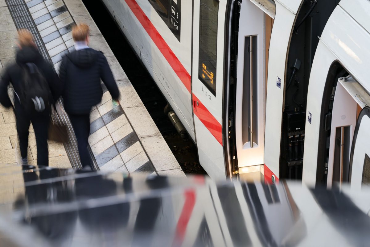 Die Pünktlichkeitsquote der Fernzüge lag am Hamburger Hauptbahnhof bei 61 Prozent. (Archivbild)