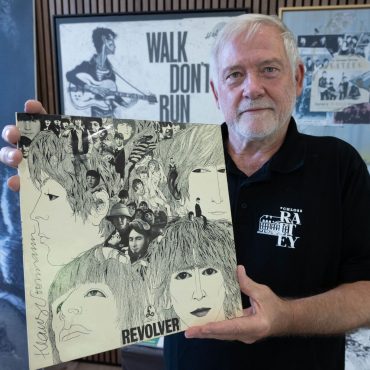 Das mecklenburgische Weingut in Rattey widmet Klaus Voormann eine Ausstellung.