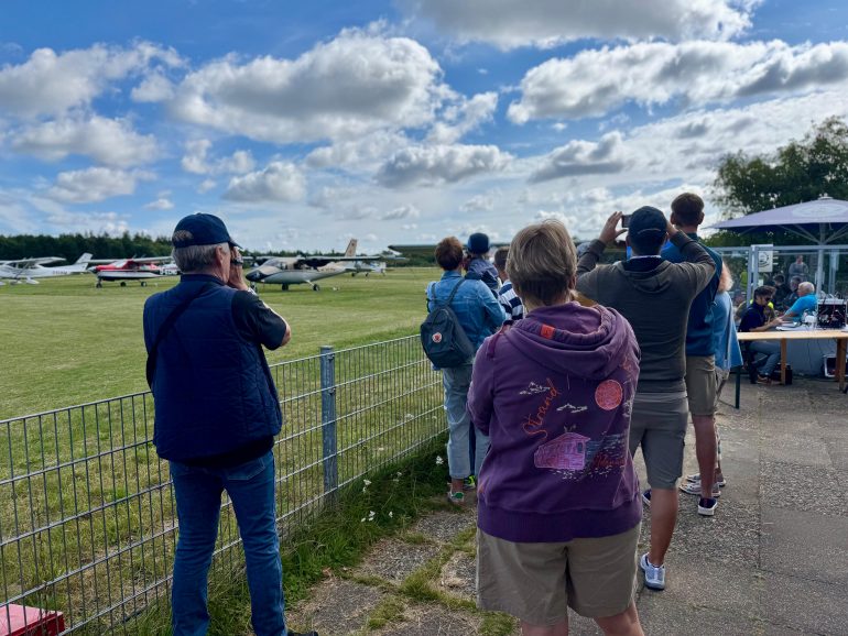 Besucher beim Fest zu 100 Jahre Flugplatz Wyk auf F&ouml;hr