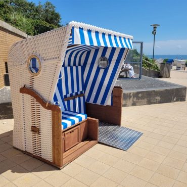 Neuer barrierefreier Strandkorb am Südstrand in Wyk auf Föhr mit Rampe für Rollstuhlfahrer.