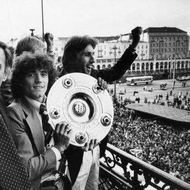 HSV-Idol: Kevin Keegan 1979 mit der Meisterschale.