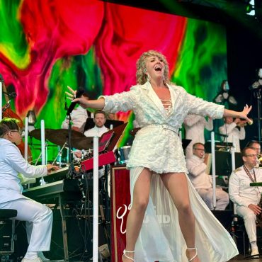 Die Big Band der Bundeswehr begeistert beim Open-Air-Konzert im Wyker Fährhafen mehrere Tausend Besucher.