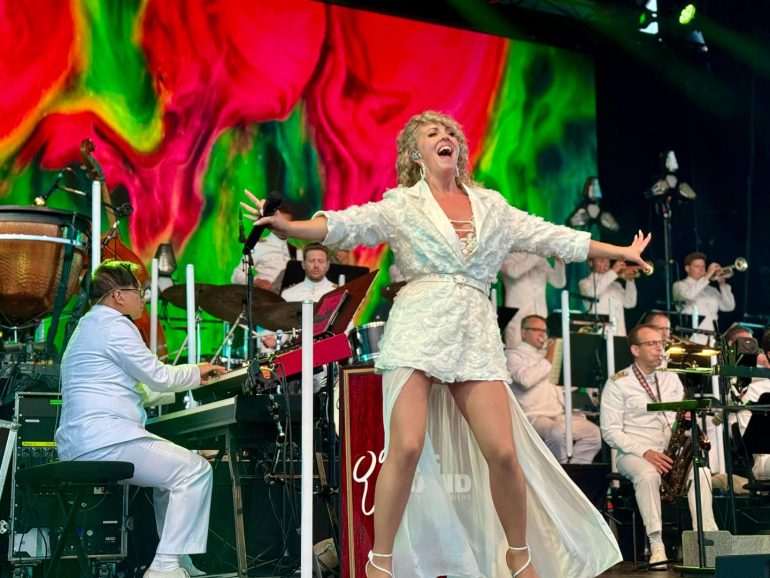 Die Big Band der Bundeswehr begeistert beim Open-Air-Konzert im Wyker Fährhafen mehrere Tausend Besucher.