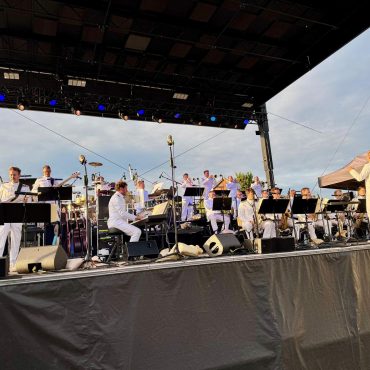 Die Big Band der Bundeswehr tritt beim großen Open-Air-Konzert im Wyker Hafen auf Föhr auf.