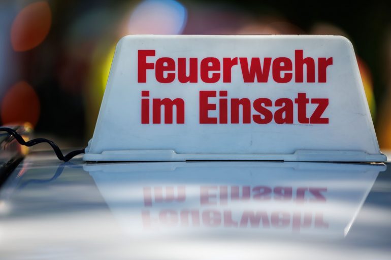 Wiederholt muss die Feuerwehr im Norden am Sonntag zu Flächenbränden ausrücken. (Symbolbild)