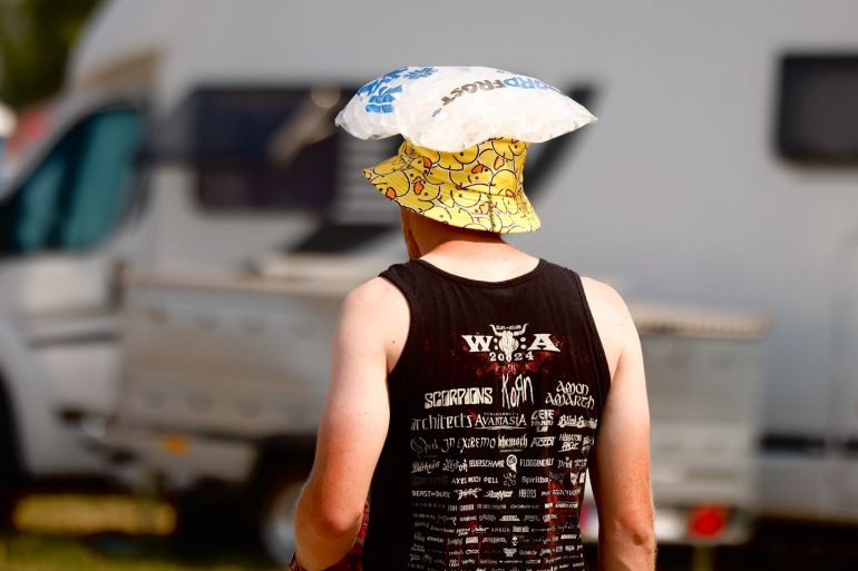 Nicht nur die Besucherinnen und Besucher reagieren auf die Hitze, sondern auch die Veranstalter des Wacken Open Air.