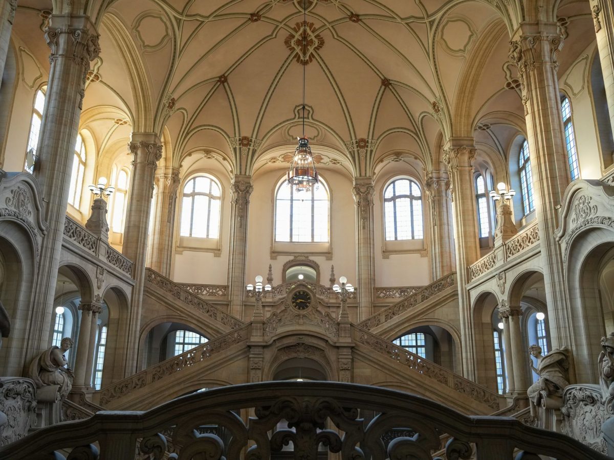 Ein 68-jähriger Mann und seine Ehefrau erhielten nach Diebstählen von Kunstobjekten auf Friedhöfen jeweils mehr als vier Jahre Haft. (Foto Illustration)