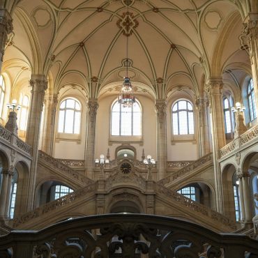 Ein 68-jähriger Mann und seine Ehefrau erhielten nach Diebstählen von Kunstobjekten auf Friedhöfen jeweils mehr als vier Jahre Haft. (Foto Illustration)