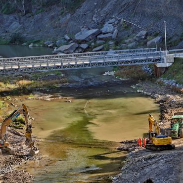 Aufbauarbeiten nach der Ahrtal-Flut. Hochwasser hemmen die wirtschaftliche Entwicklung. (Archivbild)
