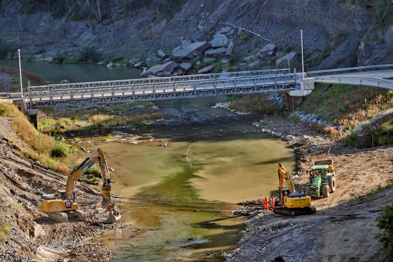 Aufbauarbeiten nach der Ahrtal-Flut. Hochwasser hemmen die wirtschaftliche Entwicklung. (Archivbild)