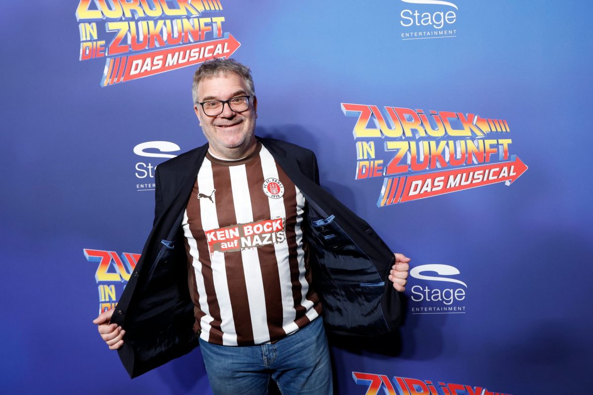 Moderator Elton gibt ein Gastspiel in Hamburg und tritt als Schulleiter Strickland im Musical «Zurück in die Zukunft auf». Das hat ihm so gut gefallen, dass er drei weitere Tage übernimmt. (Archivbild)
