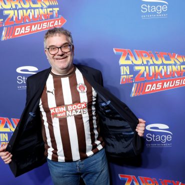 Moderator Elton gibt ein Gastspiel in Hamburg und tritt als Schulleiter Strickland im Musical «Zurück in die Zukunft auf». Das hat ihm so gut gefallen, dass er drei weitere Tage übernimmt. (Archivbild)
