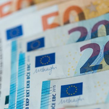 Gegen fünf Männer ist Anklage erhoben worden, weil sie in eine Bank eingebrochen haben sollen.