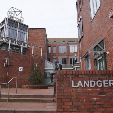 Vor dem Landgericht Itzehoe ist das Urteil im Prozess um einen Messerangriff auf einen VHS-Lehrer gefallen.