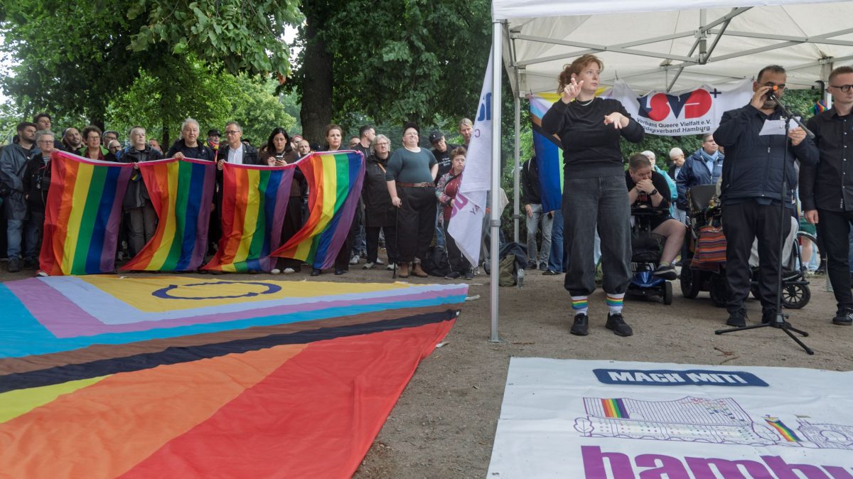 Nach dem Angriff in Berlin nahmen rund 800 Menschen an einer Solidaritäts-Kundgebung in Hamburg teil.