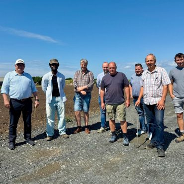Vertreter der Gemeinde und Projektbeteiligte bei der Abnahme der Erschließungsarbeiten im B-Plan 8 in Oldsum.