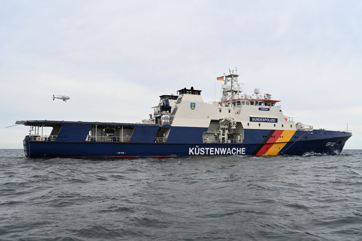 Mit Drohnen, wie hier über der «Bamberg», kann die Bundespolizei nach Umweltsündern auf See suchen. (Symbolbild)