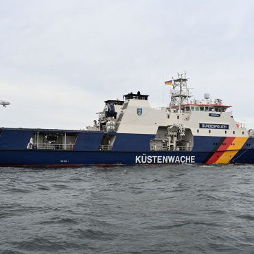 Mit Drohnen, wie hier über der «Bamberg», kann die Bundespolizei nach Umweltsündern auf See suchen. (Symbolbild)