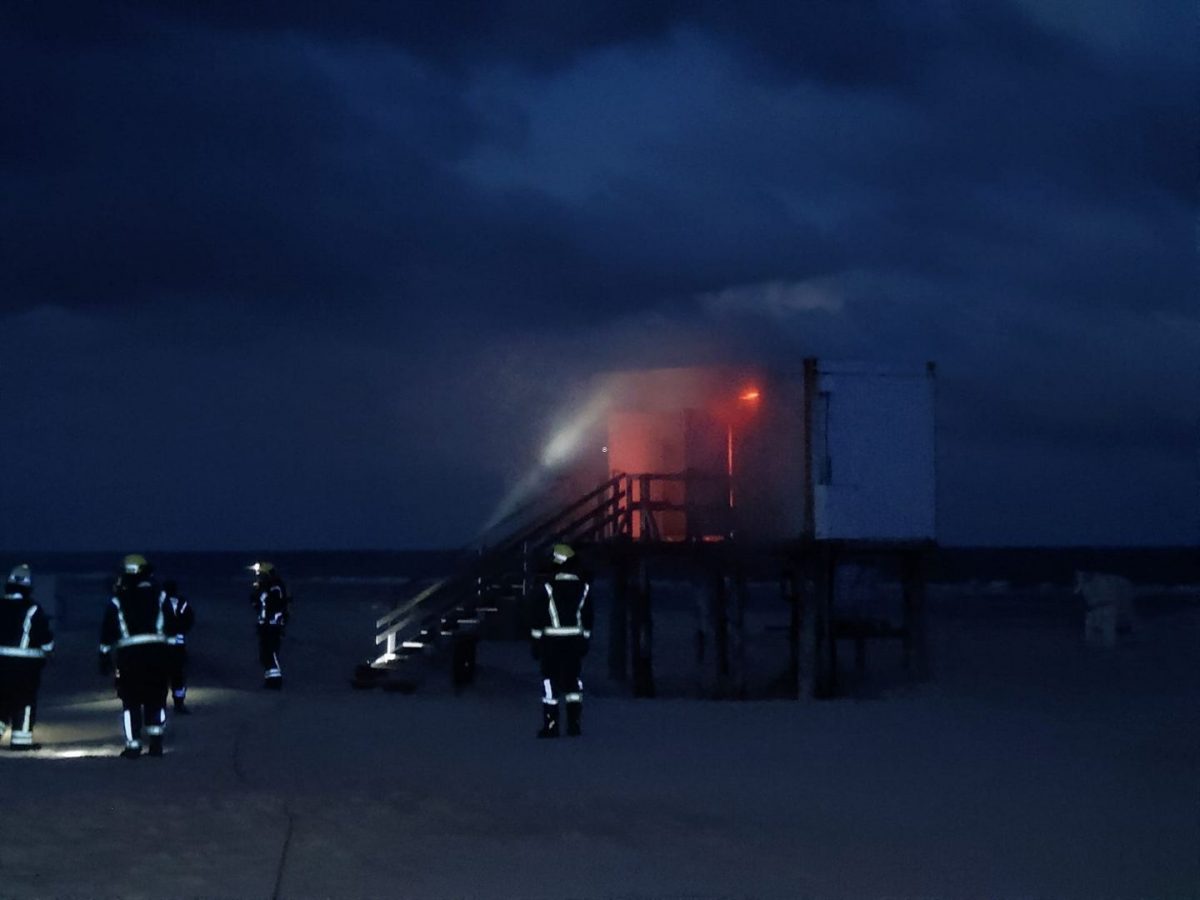 Feuerwehr löscht brennenden Toilettencontainer am Süddorfer Strand auf Amrum.