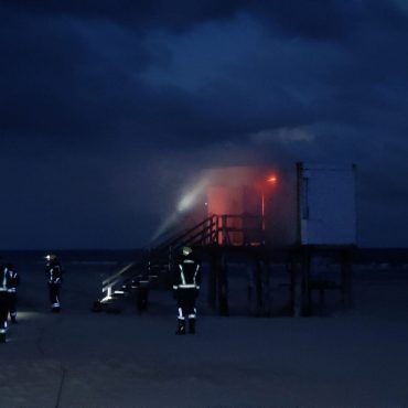 Feuerwehr löscht brennenden Toilettencontainer am Süddorfer Strand auf Amrum.
