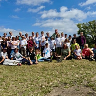 Kinder gestalten beim Föhrer Ferienprojekt 2026 gemeinsam T-Shirts und erleben eine abwechslungsreiche Ferienwoche.