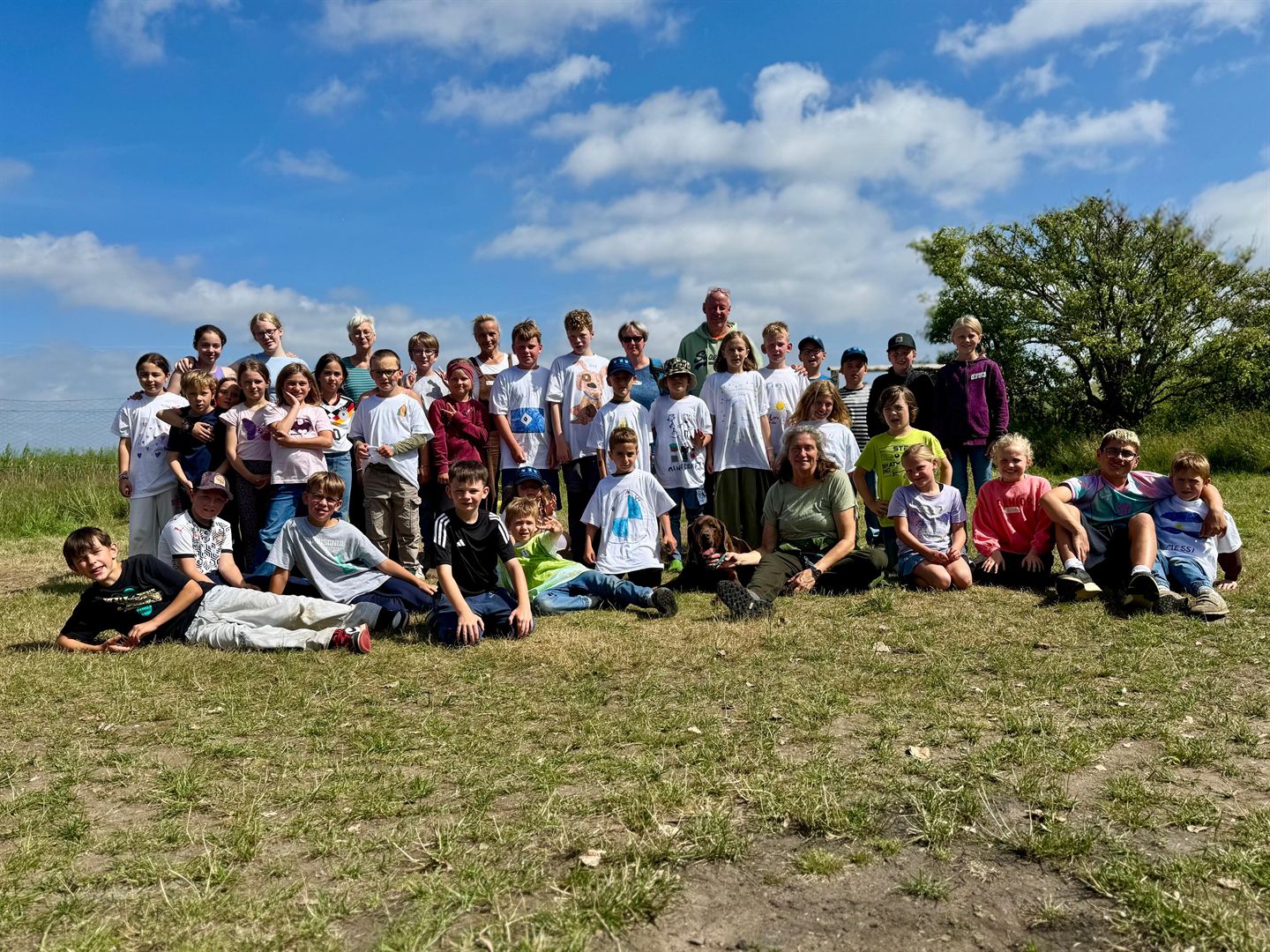 Kinder gestalten beim Föhrer Ferienprojekt 2026 gemeinsam T-Shirts und erleben eine abwechslungsreiche Ferienwoche.