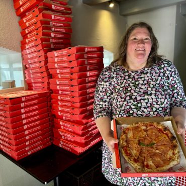 Fabienne Peter vor der neuen Pizzeria Giazzo in Borgsum auf Föhr.