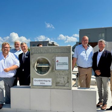 Vertreter aus Politik und Bauwirtschaft bei der Grundsteinlegung für 46 neue Wohnungen am Kortdeelsweg in Wyk auf Föhr.