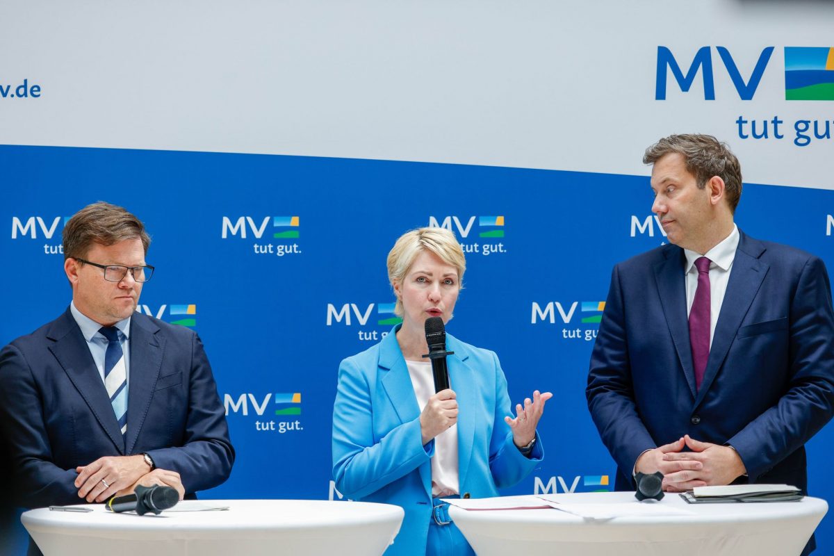 Neben Mecklenburg-Vorpommerns Ministerpräsidentin Manuela Schwesig nahmen auch Bundesfinanzminister Lars Klingbeil (r) und Bundesumweltminister Carsten Schneider (l) an der Kabinettssitzung teil.