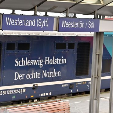 Die Nachfrage im schleswig-holsteinischen Bahnverkehr ist 2025 leicht gesunken. (Symbolbild)