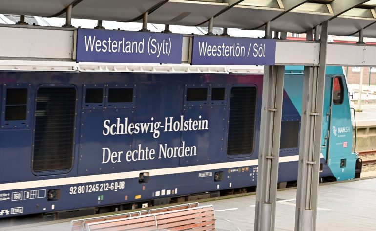 Die Nachfrage im schleswig-holsteinischen Bahnverkehr ist 2025 leicht gesunken. (Symbolbild)
