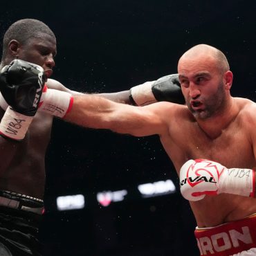 Peter Kadiru (l) war gegen den Russen Murat Gassiew chancenlos.