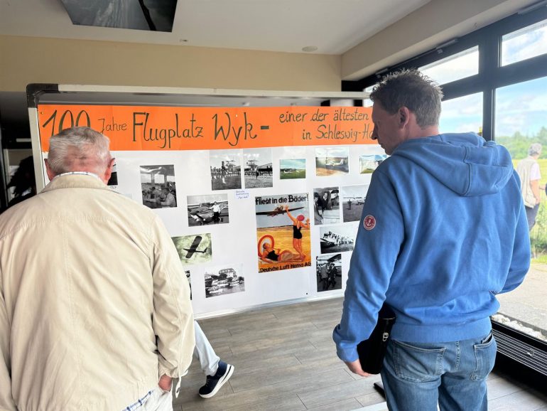 Besucher beim Fest zu 100 Jahre Flugplatz Wyk auf F&ouml;hr
