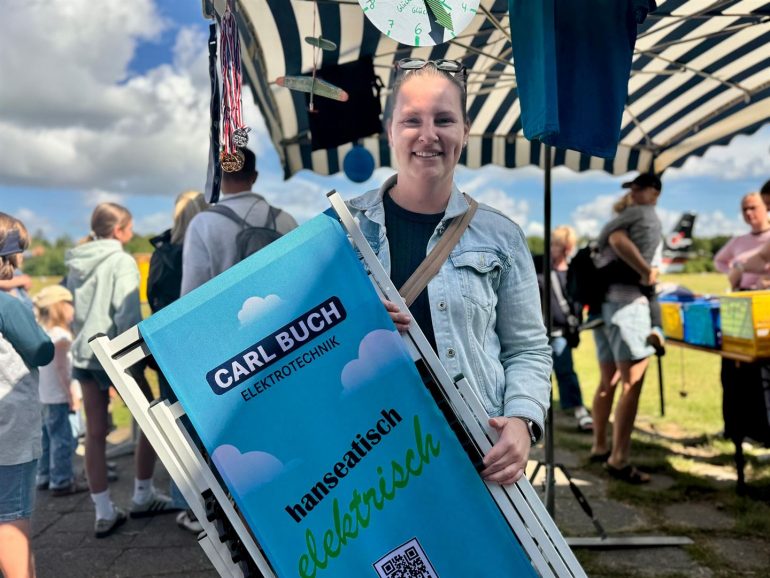 Besucher beim Fest zu 100 Jahre Flugplatz Wyk auf F&ouml;hr